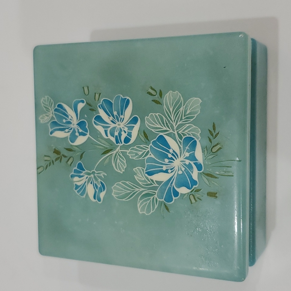 Beautiful Alabaster Container hinged lid  3.5 x 1.5 inches Vintage